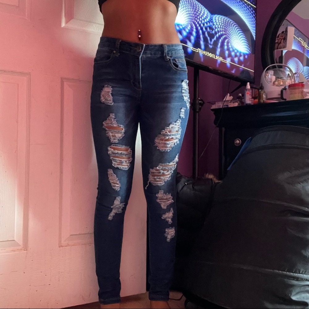 Super cute mid rise ripped jeans 🔥  tag size says 9 but fits like a 5/6